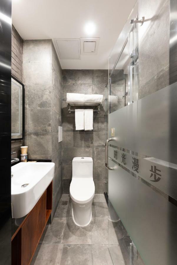 Nostalgia Hotel Near Prince Gong'S Mansion- Beihai Park, Tian'Anmen Square, Nanluoguxiang Hutong, Huguosi Hutong Snack Street, 5 Minutes Walk Away From Ping'Anli Subway Station, Free Ice Cream And Laundry Service,English Communication Well Beijing Eksteriør bilde